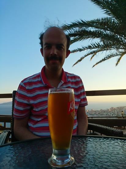 Wohlverdiente Rast auf der Terrasse der Weinbar