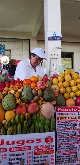 Die großen, grünen Früchte heißen Chirimoya