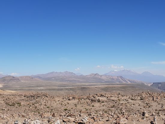 Vulkane im Hintergrund auf über 4900m über dem Meeresspiegel