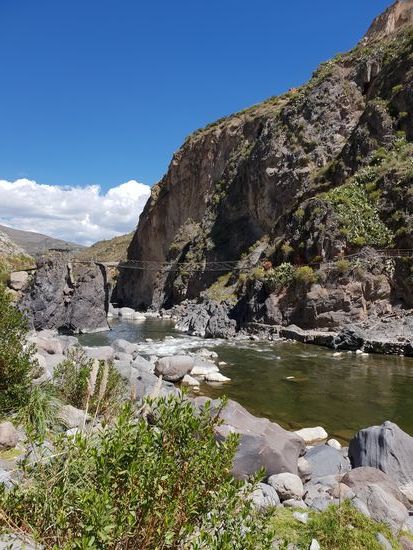 Seht ihr die kleine Brücke links vom kleinen Felsen?
