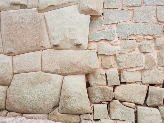 Was glaubt ihr, welcher Teil der Mauer aus der Zeit der (Prä-) Inka und welcher Teil der Mauer aus der Zeit der Spanier stammt?