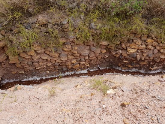 Für diesen kleinen Bach ist das Ausmaß der Salzterrassen schier unglaublich.