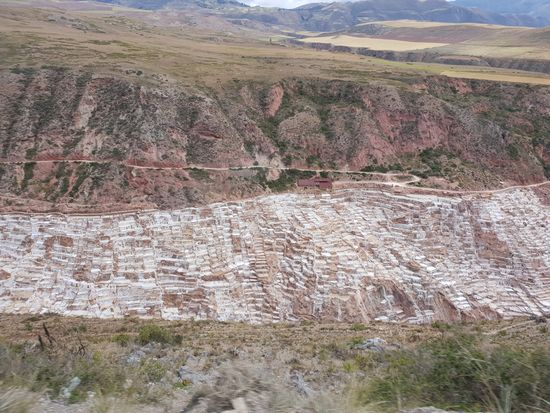 Blick von oben auf die Salineras de Maras.