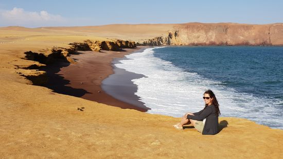 Playa rojo im Paracas Nationalpark, der erste rote Sandstrand, den ich je gesehen habe