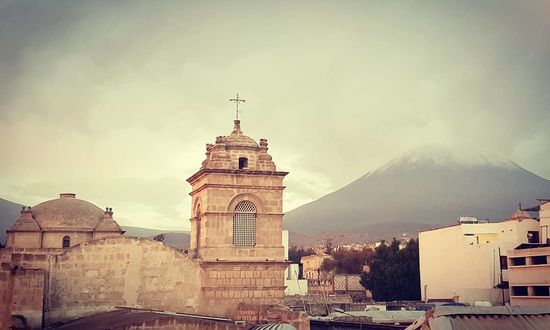 Kloster Santa Katalina und der Vulkan El Misti im Hintergrund
