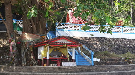 Ein kleiner Schrein am Strand