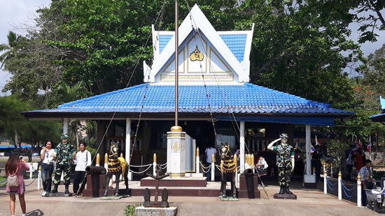 Prince Chumphon Denkmal. Ich musste ob der Figuren schon etwas grinsen. Im Gegensatz zum Strand war das Denkmal  aber schon sehr belebt.