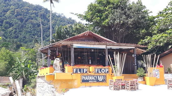 Es gibt ein paar Bars direkt am Strand, in denen es sehr entspannt zugeht. Hier waren vor allem Gäste, die seit vielen Jahren immer wieder dort hin kommen.