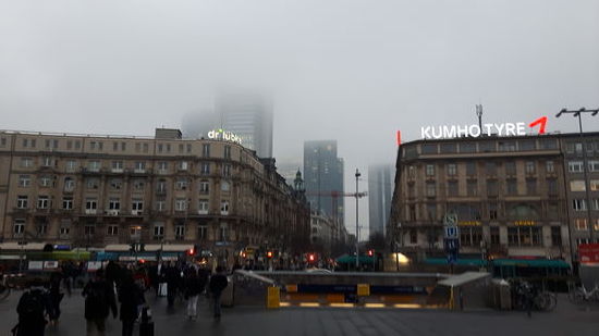 Ankunft in Frankfurt. Es ist kalt und ungemütlich...