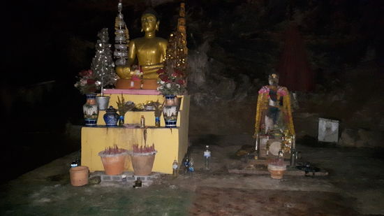 Der vordere Teil der Höhle ist ein Tempel und die ganze Höhle wird von Mönchen zum meditieren genutzt.