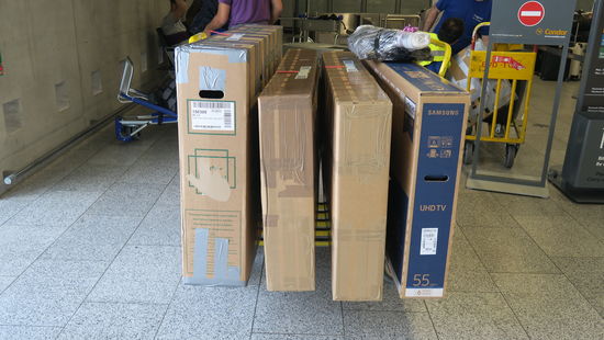 Am Frankfurter Flughafen,  unsere Bikes zwischen TV und...?