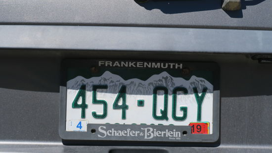 Dazu das passende Autokennzeichen - 10.000 $ (joke)