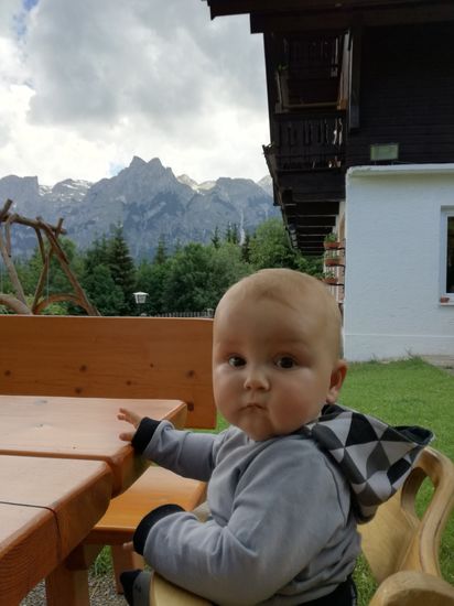 Die ersten Tage Sparziergang und leichte Anstiege zum warm werden. Anton hat keine dicke Wange, dass ist eine Hamsterbacke oder Futtersammelstation. Er futtert hier irgendwie noch mehr als zu Hause. Er nascht allerdings sehr gerne gesammelte Walderdbeeren die direkt an unserem Hof wachsen.