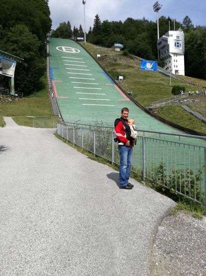 Besuch der Sprungschanzen Bischofshofen. Der Aufstieg links, direkt am grünen Schnee ist erkennbar und anstrengend
