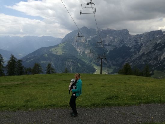 Wo wir sonst Skifahren. Kein Schnee, keine Skifahrer und Sessellift Außer Betrieb