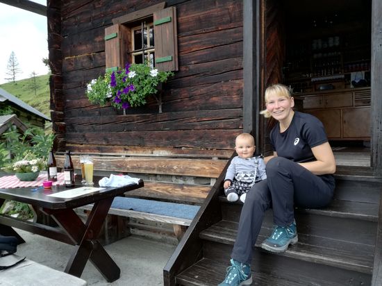 Almhütte Bischling-Alm. Auf das Thema Alkohol wird noch eingegangen. Hier auch sehr zu empfehlen ist der Kaiserschmarrn. Der wird hier über einem sehr alten mit Holz befeuerten Herd zubereitet. Der Weg hat sich gelohnt, sehr lecker und auch günstig.