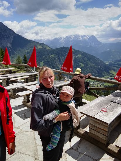 Geschafft, Dr. Heinrich-Hackel-Hütte. Im Tal der Ort Werfenweng.
