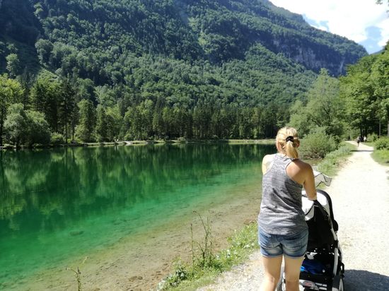 Auch diese Wanderung (eher Spaziergang) lohnte sich. Eine 8km Runde im Bluntautal bei Golling/Salzburg. Das Bluntautal in seinem unteren flachen Bereich wird mit den Bluntauseen und den malerischen Ausblicken auf schroffe Felswände im Fremdenverkehr als familienfreundliches und landschaftlich reizvolles Wander- und Ausgflugsgebiet beworben. Für Bergwanderer ist es Ausgangspunkt für Wege über die Jochalmen zum Carl-von-Stahl-Haus und von dort weiter unter anderem zum Jenner und zum Schneibstein. Unten am Talschluss befindet sich ein Unterstand, und bei den Jochalmen gibt es von Anfang Juni bis September Einkehr- und Übernachtungsmöglichkeiten. Das obere Bluntautal ist auch bei Mountainbikern beliebt.