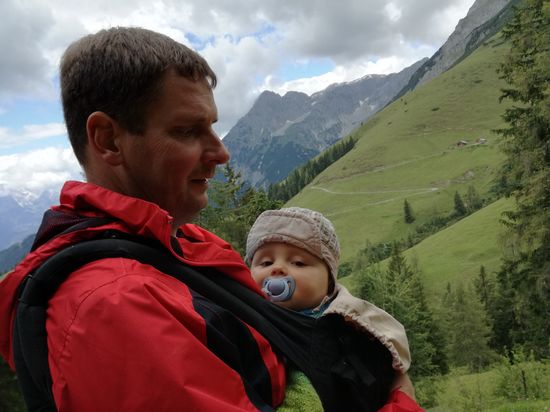Erste richtige Bergwanderung zur Dr.Heinrich-Hackel-Hütte auf 1556m, gute 960 Meter Aufstieg. Anton genoss es aus gemütlicher Position. Vorbei an Skipisten die allerdings momentan von Rindern genutzt werden. Ganz geheuer war uns das nicht, zumal Jungtiere auf den Wiesen waren und von ihren Kühen beschützt wurden.