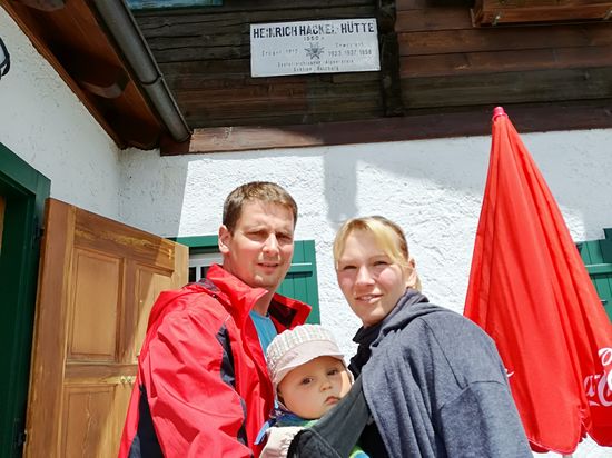 Lage	Südhang des Tennengebirges; Werfenweng/Tennengau/Land Salzburg; Talort: Werfenweng, Lungötz/Sankt Martin-Lammertal
Gebirgsgruppe	Tennengebirge
Geographische Lage:	♁47° 29′ 2,8″ N, 13° 17′ 25,3″ OKoordinaten: 47° 29′ 2,8″ N, 13° 17′ 25,3″ O | OSM | 
Höhenlage	1531 m ü. A.
Dr.-Heinrich-Hackel-Hütte (Land Salzburg)
Dr.-Heinrich-Hackel-Hütte
Besitzer	ÖAV-Sektion Salzburg
Bautyp	Hütte
Übliche Öffnungszeiten	Anfang Mai bis Ende Oktober
Beherbergung	7 Betten, 20 Lager
Weblink	hackelhuette.at
Hüttenverzeichnis	ÖAV DAV
Die Dr.-Heinrich-Hackel-Hütte ist eine Hütte der Sektion Salzburg im ÖAV und liegt auf 1531 m Höhe am Südhang des Tennengebirges. Während der Öffnungszeiten ist sie bewirtschaftet und ein bedeutender Ausgangspunkt für zahlreiche Kletterrouten, Rundtouren und Überschreitungen sowie für Wanderungen auf dem Hochplateau des Tennengebirges. Im Winter sind Skitouren möglich. Von der Sonnenterrasse bietet sich ein weiter Ausblick ins Tal der Salzach (Salzachpongau) und auf den Hochkönig.Dein Linktext hier...