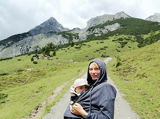 Im Hintergrund die Hackel Hütte mit steilen Wegen