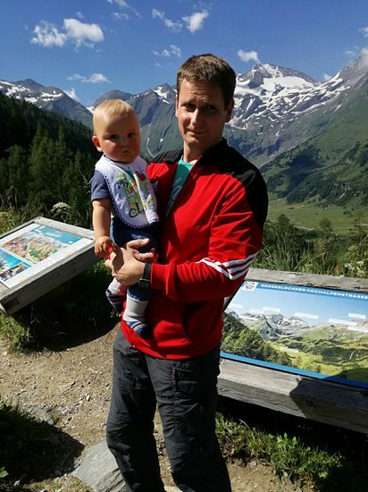 Endlich ging es zum Großglockner. Noch unten, vor uns lagen da noch 36 Kehren, 14'Grad Temperaturunterschied, Steigung und Gefälle mit verrückten Straßen, massenhaft Motorrädern und Radfahrern. Aber ein Tag, den wir so schnell nicht vergessen werden. Wir nutzten selbstverständlich das Auto, dabei die Großglockner Hochalpenstraße. Benutzung 36 €, mit reichlich Aussichtspunkten und Restaurants.