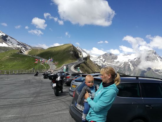 2436 Meter und noch nicht oben, ganz wohl war uns bei diesem Anblick auf die vor uns liegende Straße nicht. Aber das Ziel vor Augen....