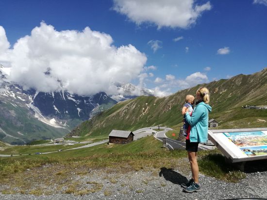 36 Kehren, keine Bäume mehr. Später auf der Fahrt war gar kein Bewuchs mehr. Dafür aber.... Schnee
Die zurückliegende Trasse hatte eine durchschnittliche Steigung von 10 Prozent und eine Länge von 27,5 Kilometern. Gesamtlänge 47,8 km mit Ø-Steigung: 5,7 % und maximal 12 %