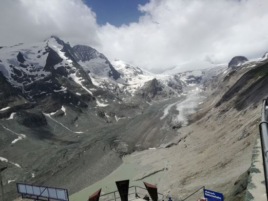 Pasterze, Gletscher in Österreich am Großglockner. Die markante Gletscherzunge der Pasterze zerfällt auch heuer immer mehr, wie an den zahlreichen Gletscherspalten und -brüchen deutlich zu erkennen ist. Der untere Bereich der Pasterze reicht bis rund 2100 Meter Seehöhe. Hier ist es mittlerweile so warm, dass der Gletscher im schuttfreien Bereich jedes Jahr rund zehn Meter an Eisdicke verliert. Egal, ob der Sommer auf den Bergen eher kühl oder warm ist.