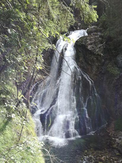 Der Gollinger Wasserfall, eigentlich Schwarzbachfall oder Schwarzenbachfall genannt, ist ein im Tennengau (Österreich) an der Gemeindegrenze zwischen Golling an der Salzach und Kuchl gelegener Wasserfall. Der Wasserfall hat um die 100 Meter und kommt direkt aus der Schwarzbachfall-Höhle.