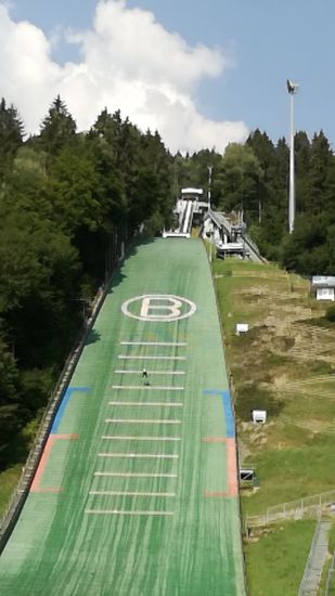 Die Schanzen in Bischofshofen haben es uns angetan, hier waren wir mehrfach. Allerdings, weil von hier aus mehrere Ziele/ Anlaufpunkte erreicht wurden inklusive Sommer Skispringen