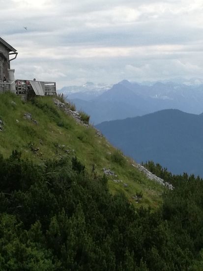 Die Werfener Hütte liegt auf 1967 m ü. A. Höhe im Tennengebirge am Fuß des Werfener Hochthrons im Pongau. Es ist die höchstgelegene bewirtschaftete Schutzhütte des Gebirges; von der Sonnenterrasse ist ein Ausblick ins Tal der Salzach, auf den Hochkönig und bis zu den Hohen Tauern möglich. Die Hütte ist Ziel von Wanderern und ein Stützpunkt für Bergsteiger, es sind zahlreiche Plateauüberschreitungen und Gipfelbesteigungen möglich. Auch Kletterrouten sind begehbar, der jeweilige Wirt der Hütte kann Auskunft geben.
Hier ging´s für Jenny und Phillipp allein hinauf, als Tagestour. Zunächst zur Ellmau-Alm mit kurzer Rast und dann den sehr steilen, steinigen Weg hinauf auf 1967 m. Der Ausblick entschädigte allerdings die extreme Anstrengung