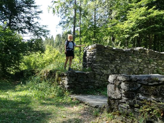 Die Burg ist eine Gründung der Herren von Pongau im 12. Jahrhundert. Als die Ministerialenfamilie der Burg Gutrat 1230 das Landrichteramt im Pongau bekommen hatten, scheinen sie auf dem Turm am Gainbachfeld gesessen zu sein. Angeblich sollen die Steine des Ansitzes zum Bau der 1522 errichteten Friedhofskapelle von Bischofshofen verwendet worden zu sein.