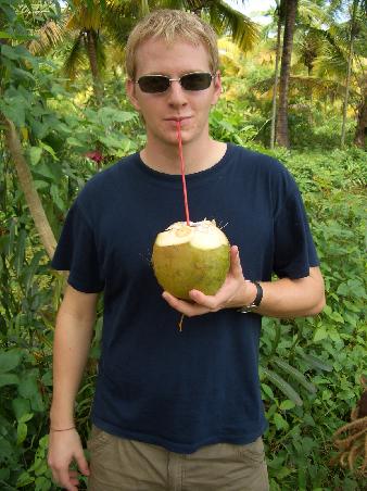 Marco beim Kokosnusssaft schluerfen. mhhh...