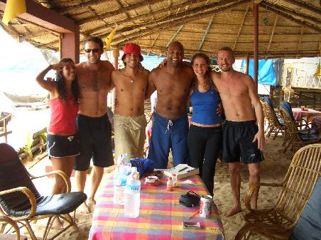 Leute die wir in unserem mittlerweile Lieblingsrestaurant treffen.
v.l.n.r Mayan(Israel), Eung (Is), Michael (Is), Mark (GB), ??? (Is), ??? (GB)