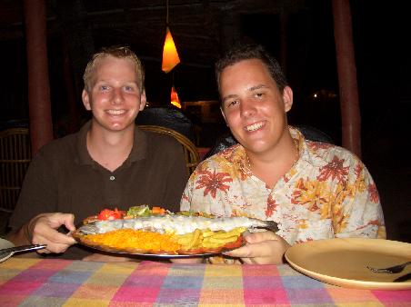 Marco und Thoemi mit einem Kingfish, Reis, Gemuese, PommesFrites und einer Knoblauchbuttersauce.