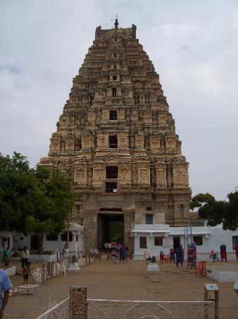 Virupaksha Tempel, den man von ueberall sehen kann