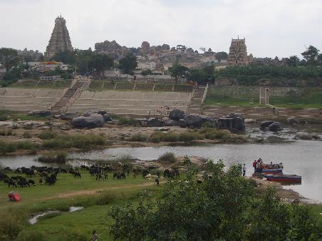 Tungabhadra River. Links hinten sieht man wieder den Virupaksha Tempel
