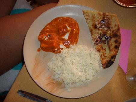 Paneer Butter Masala mit Reis und einem Buttergarlic-naan