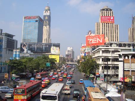 Bangkok: 8 spurige Strasse.