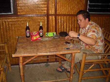 Karten spielen mit Tiger Bier, Chips und super Musik