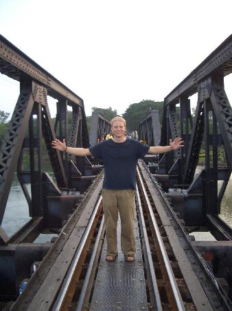 Marco steht auf der Death Railway Bridge
