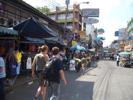 Th Khao San zum zweiten - so viele Schilder, dass es schon wieder unuebersichtlich ist...