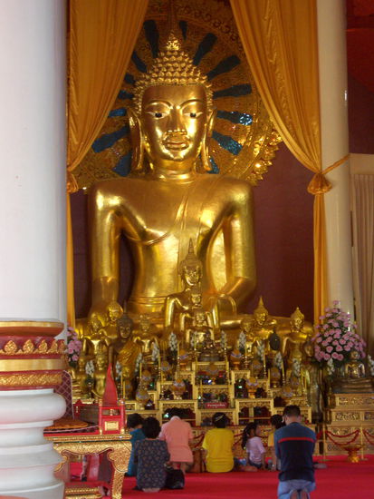 Riesiger Buddha im innern der Wat Phra Singh