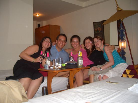 Die vier Girls und Thoemi (Neita, Thoemi, Leona, Amy &amp; Donna)