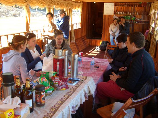 Karten spielen auf dem Boot