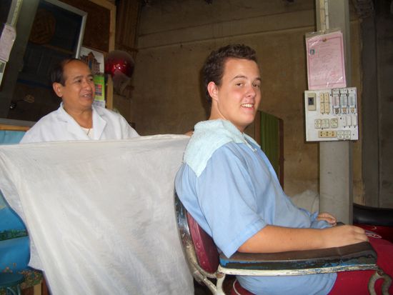 Thoemi beim Haareschneiden