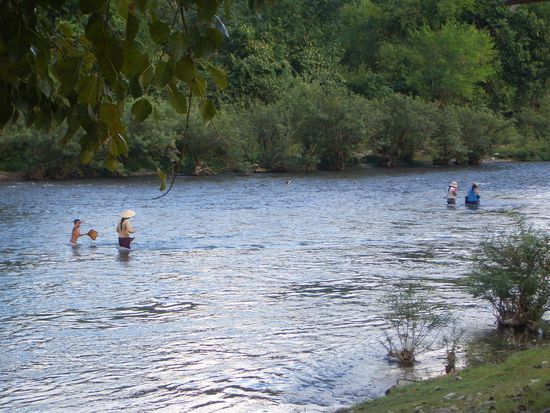 Laotinnen beim fischen