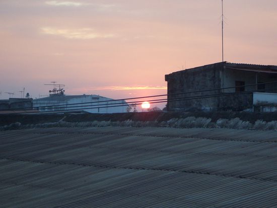 Sonnenuntergang ueber den Daechern von Vientiane