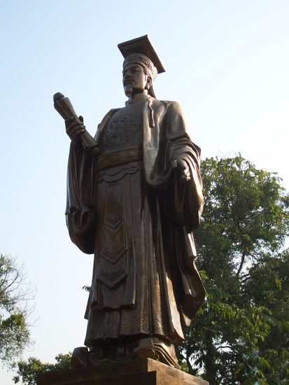 eine der vielen Statuen in Hanoi